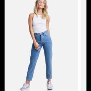 Mom jeans från Bikbok - Säljer ett par blå mom jeans som inte längre säljs på bikbok. Så fina men var för små för mig. Storlek M men väldigt små i storleken så passar nog bättre någon med storlek S. Fint skick! Nypris 600kr säljer för 150kr💕 egna bilder kan tas vid intresse!