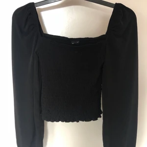 Svart blus - Svart blus från GinaTricot, storlek S, kan användas som både off shoulder och som på första bilden!