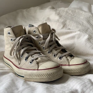 Höga Converse  - Ett par höga vita Converse i storlek 37. Väl använda så lite smutsiga i färgen. Fina till hösten:))
