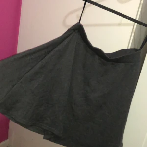 Grå kjol  - Kort grå kjol, använts bara 1 gång! Jätte fin 