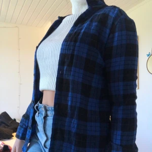 Blå flanellskjorta - Flanellskjorta i strl 152 (killavdelningen), motsvarar en XXS i min passform 💙 Pris inkl frakt: 98 kr. Frakten är alltid spårbar och jag skickar bildbevis på både paket och frakthandling!
