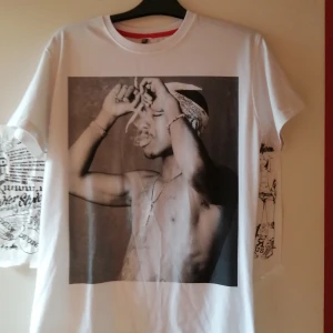 2Pac tshirt - Vit t-shirt med 2Pac print. Fint skick. Storlek S men passar nog en M också. Säljes då den tyvärr är lite för liten för mig. Frakt: 42 kr i postens påse. 