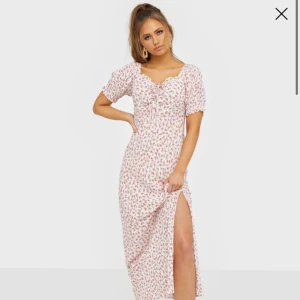Blommig klänning - Superfin blommig klänning från Only (men inköpt på Nelly) i stl 36. Aldrig använd och har prislappen kvar! 💕 Köpare står för frakt.