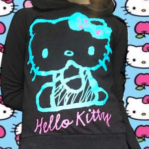 Säljer en ascool svart Hello Kitty hoodie! Den kom aldrig till användning eftersom den är lite mindre än vad jag brukar ha. Lappen har tagits bort men skulle nog säga att den är xs-s. Kan frakta eller mötas upp i Stockholm.