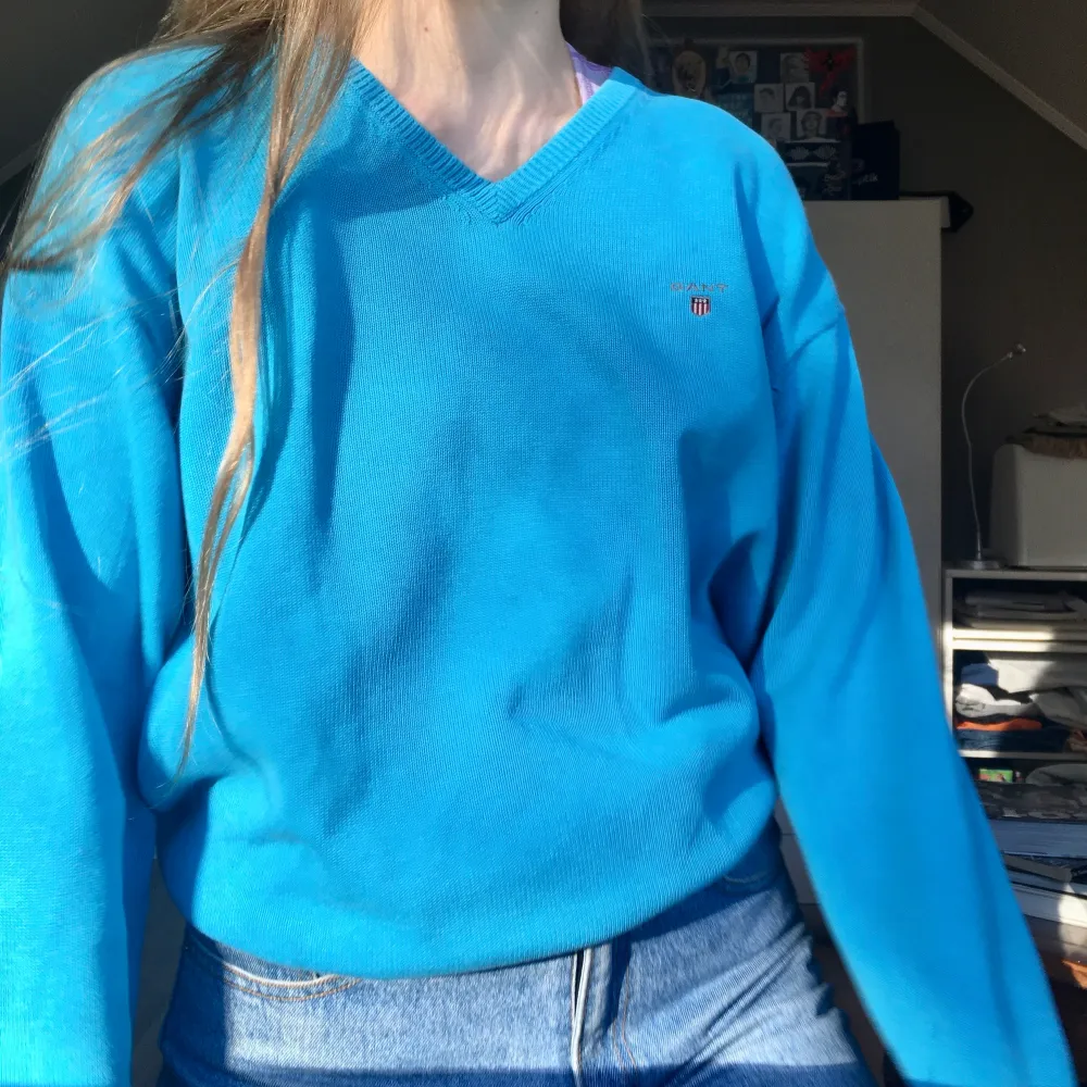 En stickad Gant tröja i jättefin blå färg. Den är herrmodell i storlek XL men sitter snyggt oversized på mindre storlekar. En supermysig tröja som sätter färg på hösten 💙💙. Tröjor & Koftor.