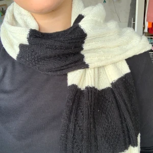 Halsduk - Svartvit, randig mysig halsduk perfekt för hösten/vintern. Pris 50kr + frakt🌶