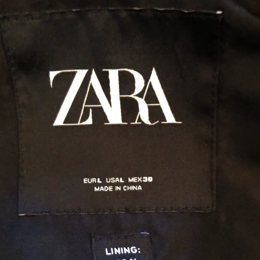 Kappa/jacka från Zara i storlek L. Passar till det mesta!. Jackor.