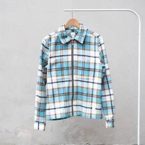 River Island Jacka — Storlek S - Köpte den men använde den aldrig. Varmt och mjukt material. Original pris 699kr.