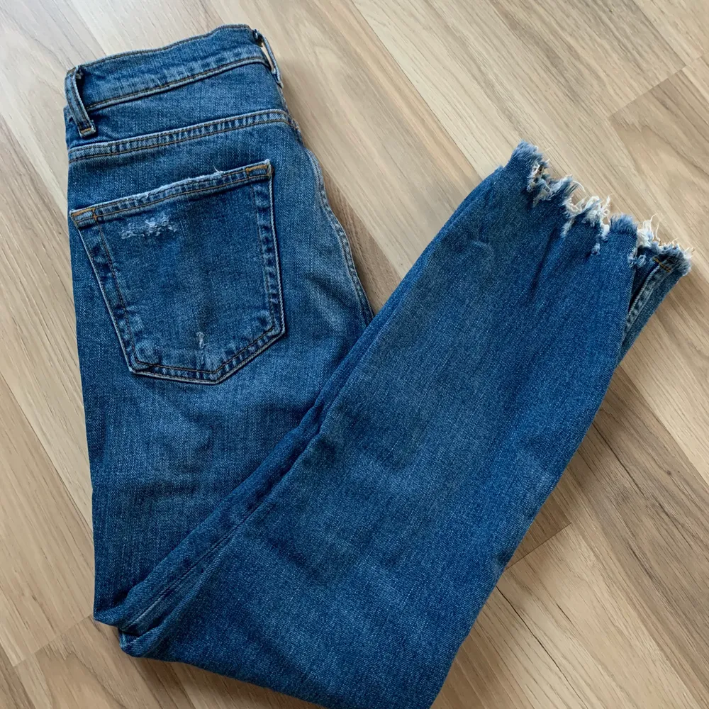 säljer dessa supersnygga blåa jeans från ZARA då dom är lite för små för mig. Använd ett fåtal gånger, alltså väldigt fint skick. Pris + frakt. Jeans & Byxor.