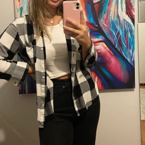 Rutig flanellskjorta  - En oversized svart/grå/vit flanellskjorta från Hm i storlek 42 💓💓