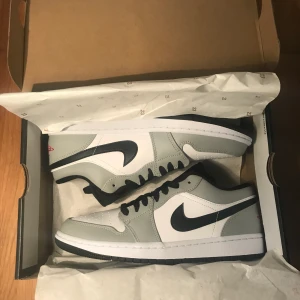 Air Jordan 1 Low ”Smoke grey”  - Buda från 1400kr! Size 42.5