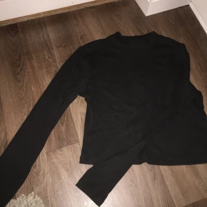 Polotröja!  - Fin polotröja i skönt material som är lite spetsig i axlarna för mer volym och elegans säljes! Hör av er för tydligare bilder. 