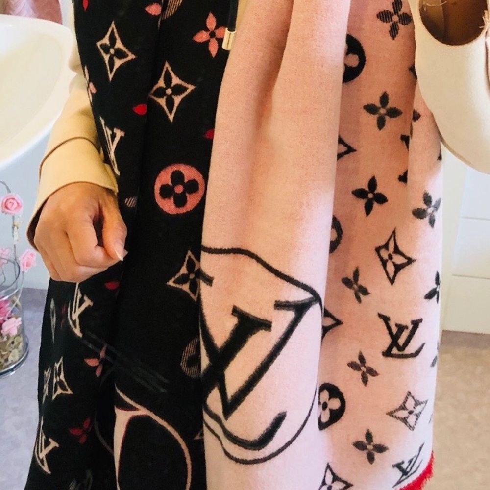 Louis Vuitton original copy scarf Polyster ticker, good for this cold weather season now. Very beautiful cozy and soft fabric, new and never use for only 500kr! 🦋💃🏼🧣👗. Accessoarer.
