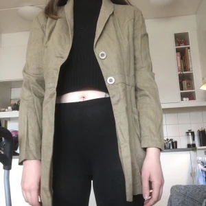 Kavaj från Gudrun Sjödén M - ”Figursydd” kavaj från Gudrun Sjödén köpt secondhand, bra skick men svårt att göra den rättvis på bild.                                                                  Frakt ingår ej i priset