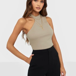 Topp från Nelly  - Säljer denna supersnygga trendiga toppen från Nelly. Aldrig använt så precis som nytt! Storlek XS men passar lika bra på storlek S! Köparen står för frakten🌸 