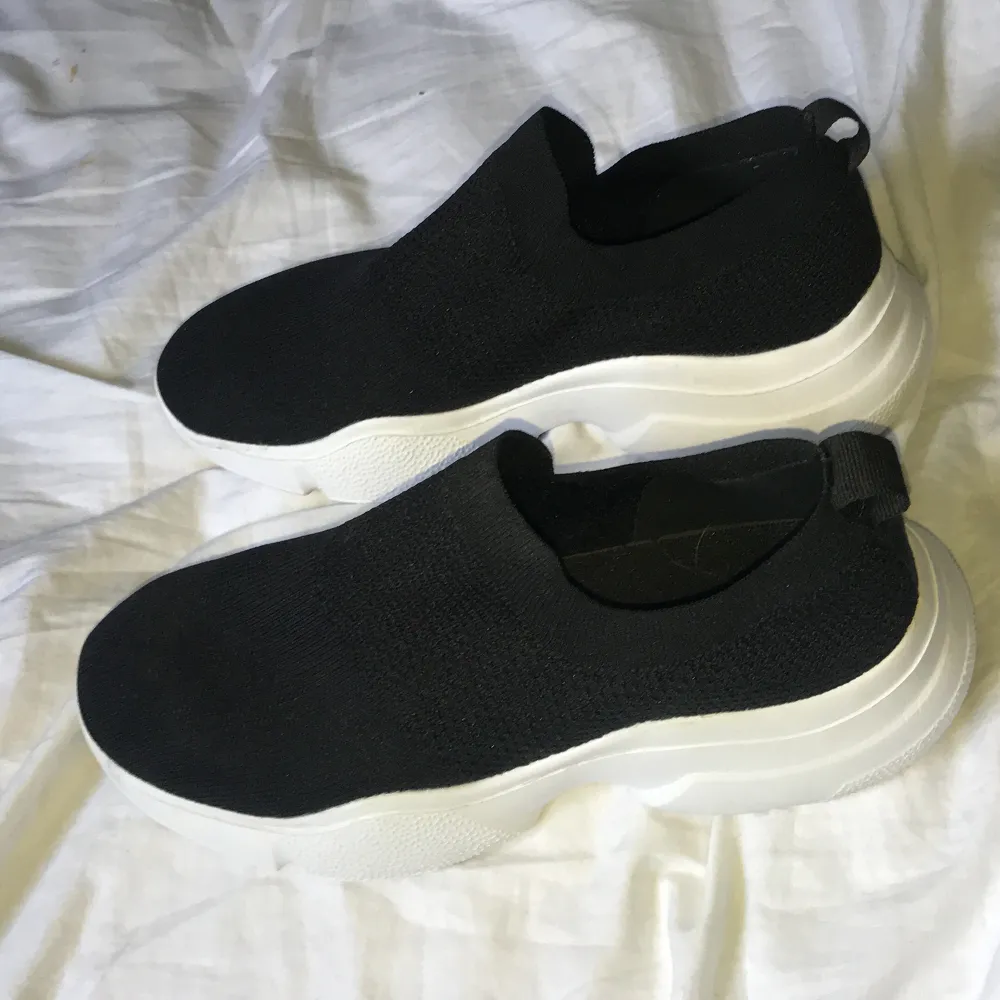 Svarta pullover sneakers med vit sula från Lager 157! Skorna är i storlek 39, men något små i storleken måste jag ändå säga! Skorna är använda 1 gång så dom är i bra skick + otroligt sköna verkligen 😊. Skor.