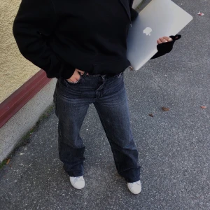 Asballa gråtvättade jeans från zara - Raka gråtvättade jeans, strl 36 från zara som sitter så snyggt. Jag är 165 cm och de går ner ovanför skorna, på gränsen till för långa. Superbra skick, använt ca fem gånger. Vid stort intresse, buda!