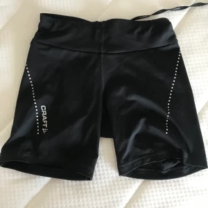 Craft träningsshorts - Säljer mina svarta craftshorts. Bra och skön längd som inte skaver och med en liten ficka på rumpan. Säljs då det blivit lite småa. Skriv om du vill ha fler bilder 🥰