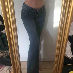 Y2k superfina low rise jeans köpta på plick, blev tyvärr för små på mig (lånade bilder av förre äggare) 
