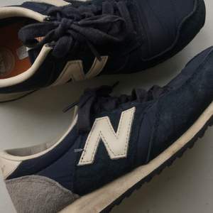 Marinblåa sneakers från New Balance. Storlek 37. 80 kr plus porto. 💙