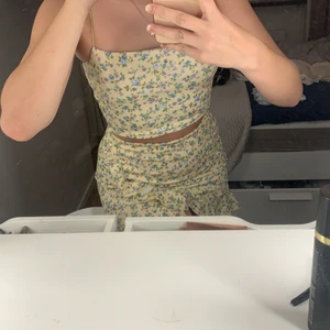 Linne och kjol set  - Säljer detta super fina settet ifrån Nelly. Settet innehåller ett Linne som fortfarande har lappen kvar och kjolen är endast använd nån enstaka gång, så det är super bra kvalite! Säljes pga kom aldrig till användning. Säljer för 300+frakt! Eller buda💜