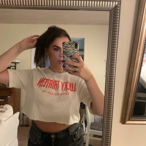 croppad t-shirt - super cool croppad t-Shirt ifrån hm! Prislapp kvar (Hålen i tröjan ska vara där, det är en detalj) 100kr (nypris 149kr) storlek XS, men den är oversize i modellen.