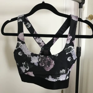 Sport-BH storlek S - En super fin sport-bh som inte kommer till användning. Använt ett fåtal gånger, inprincip i nyskick. Normal i storleken.  Priset är inklusive frakt.