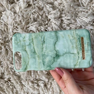 Ideal of sweden skal - Skalet är knäckt uppe vid kameran. Inget som påverkar när det väl är på. Köpt till en iPhone 8+ men passar även 6+ och 7+