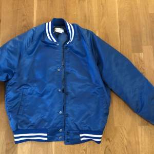 Supersnygg vintage varsity jacka, har en fläck på baksidan som ni ser på sista bilden men tror inte det kommer vara några problem att få bort den om man väl försöker :)