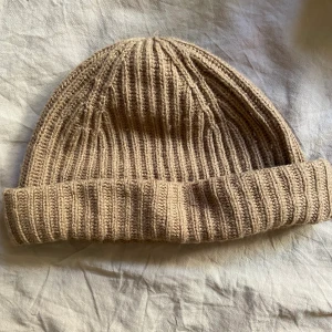 Beige mössa - Säljer denna beiga mössa då jag aldrig använt den. Fick av en kompis för ett tag sedan. Bra skick, inga slitningar. Skriv privat om du är intresserad 💜