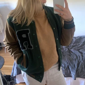 Baseball jacka  - Köpt på stadsmissionen. Storlek framgår inte men skulle säga M, passar även S och L beroende på hur stort du vill att den ska sitta. Kan mötas upp och frakta men köpare står för frakt och jag står inte för postens slarv. 