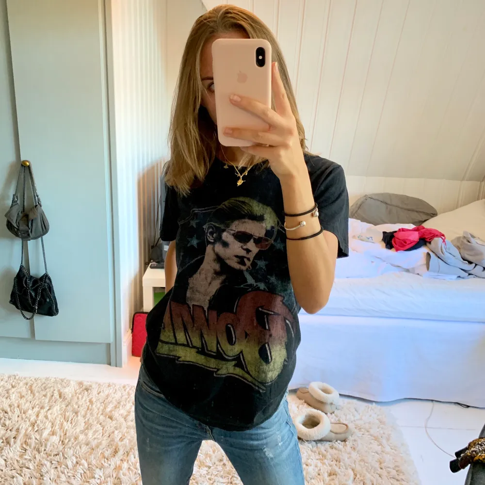 Cool tshirt med David Bowie! Köparen står för frakt! . T-shirts.