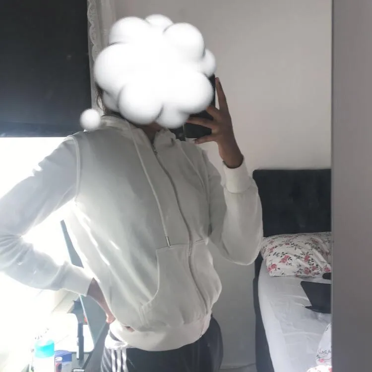 Säljer denna skit snygga zip up hoodie från hm i storlek XS men passar mig som är XS/S. Säljer då den inte kommer till användning, frakt betalas av köparen😊. Hoodies.