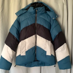 Vinterjacka  - En riktigt cool vinterjacka från NAKD köpt förra hösten. Använd men väldigt bra skick. Start pris 150. Buda i kommentarerna eller dm. Den ser lite smutsig ut men det är bara ljuset.