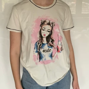 T-shirt - Vit t-shirt med tryck av tjej med glasögon på. Köpt i Brasilien, vet ej affär. Storlek M men även fin på S/XS som ni kan se på bilden.  Använd två gånger och i fint skick. 50kr + frakt🌶