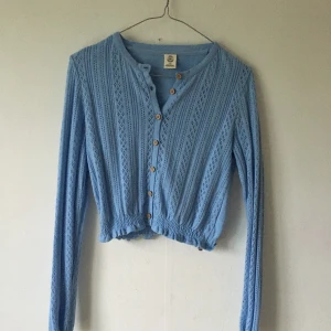 Kofta Urban outfitters - Ljusblå kofta från Urban outfitters, aldrig använd. Strl L men passar som S tycker jag. 