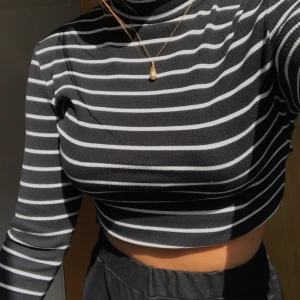 Tröja - Säljer min croppade polotröja😊