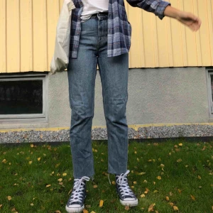  - Blå Seattle jeans från Weekday! Bekvämare jeans är svårt att hitta. Säljer pga att jag har ett par nästan likadana. Slutar en bit upp på ankeln på mig (är 170) men för en med kortare ben går de hela vägen ner. Kommentera vid intresse och budgivning✨
