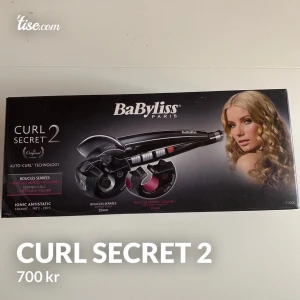 Platttång  - Nästan i Nyskick. Knappt använd eftersom jag inte passar i lockat hår och har då inte känt att jag vill använda den, men när ja väl använt den är den super bra och gör fina lockar plus att de är super enkelt för de som inte kan tekniken. Köpte för 1 229kr   📍Kunden betalar frakten! Frakten ligger runt 22-110kr, beroende på vikten. Vill du däremot ha paketet spårbart ligger priset runt 103-191kr, beroende på vikten.  Jag skickar endast!  💵Betalningarna sker via Swish.  Ni skickar namn, adress, postnummer och ort. Jag skickar numret, och jag skickar inte iväg paketet INNAN jag fått en Swish med den giltiga summan. Jag tar en bild när paketet är redo att posta. 