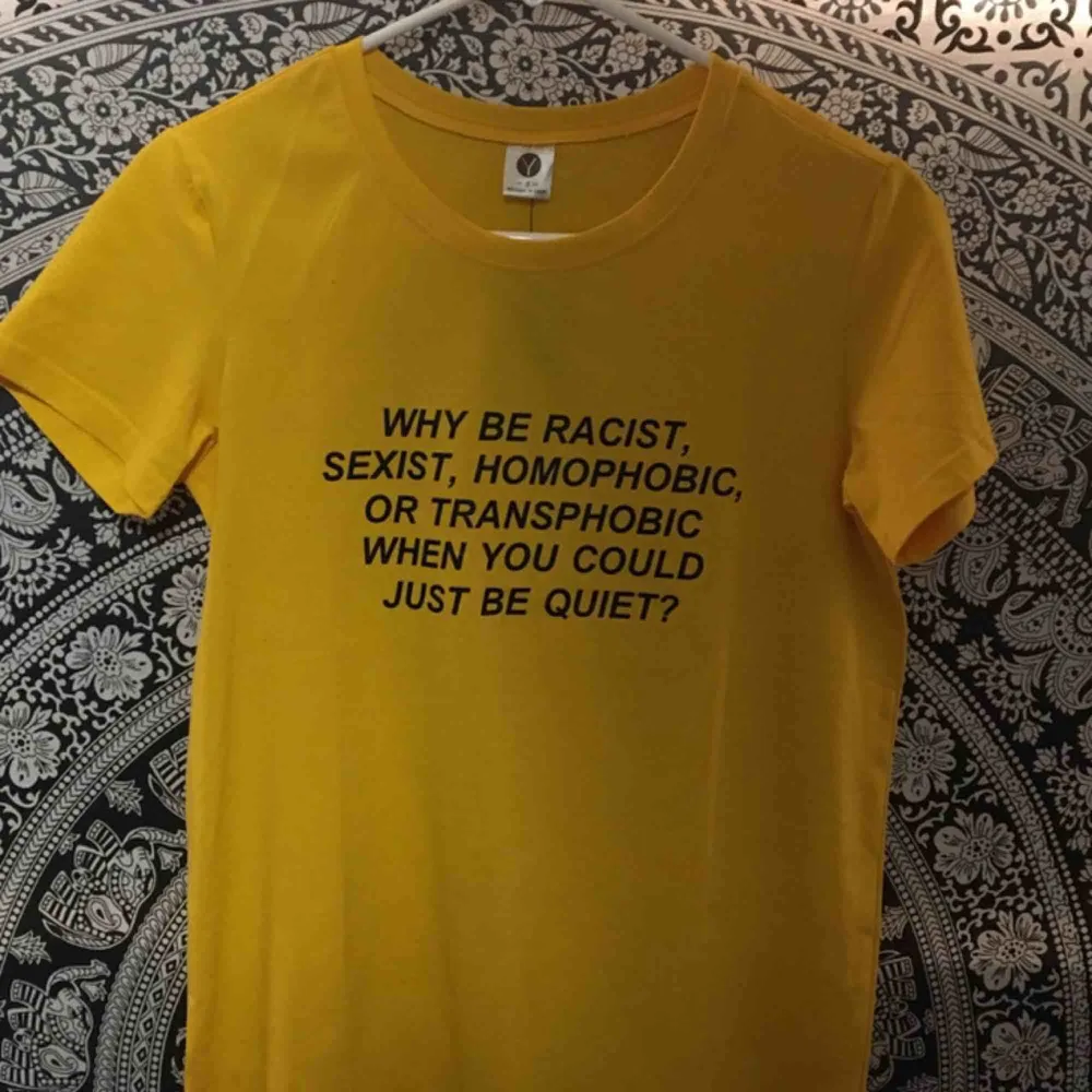 En tröja med fint budskap i gult som jag inte använder längre, 40 kr går till kvinna till kvinna, en organisation för att ge kvinna starkare politiskt inflytande i utsatta länder❤️. T-shirts.