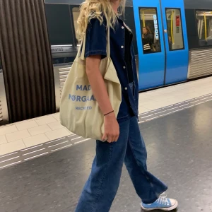 Mads Nørgaard väska  - en tygpåse jag älskar!! men säljer då jag börjat tröttna lite på den... använts hyfsat mycket men den är i asbra skick❤️ tror den köptes för 500, vad jag vet så säljs inte just denna färgen längre:) högsta BUD just nu: 340+frakt!!!  