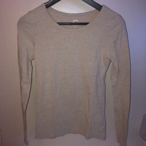 Beige basic topp - Beige basic topp från Cubus, storlek XS, ser ut som ny!