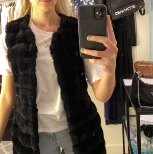 Svart päls väst  - En väldigt skön päls väst, använd ett fåtal gången så den är i ett bra skick💓 (kunden står för frakten)