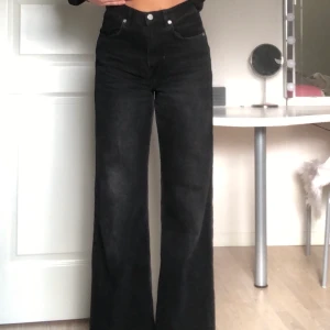 Svarta jeans - Svarta racka jeans från NA-KD. Använda ett fåtal gånger, så de är i bra skick! Storlek 36, sitter bra i midjan och långa i benen( jag är 169 och de är lagom långa för mig) Köpta för ca 500kr, säljer för 170kr + frakt🍃⚡️ (då de inte kommer till användning)