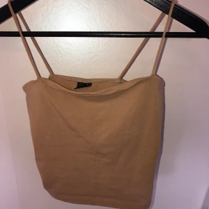 Beige spagetti linne - Beige spagetti linne från Ginatricot, storlek S, använd 1-3 gånger