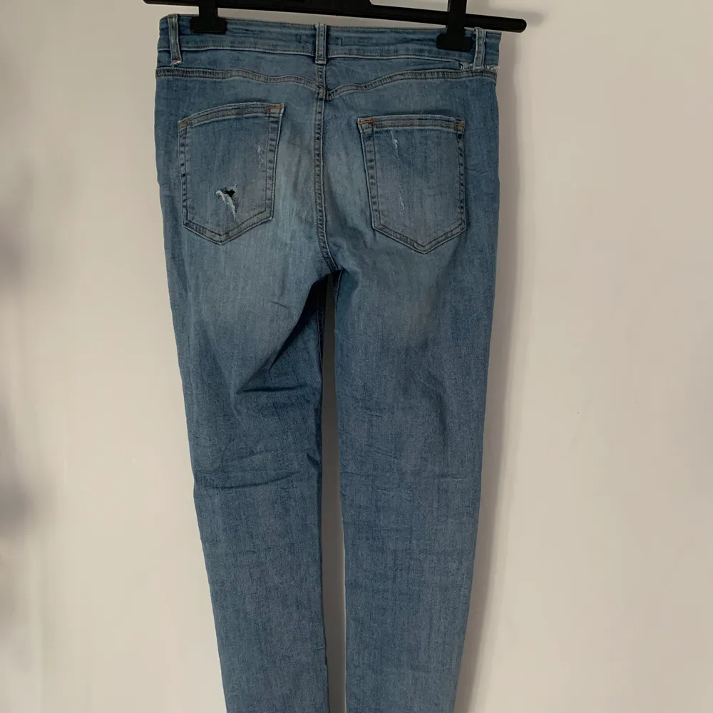 Tighta jeans med ganska många hål. Inköpta för många år sedan och använda ofta förr men fortfarande okej kvalitet. Är 182 och har långa ben därav lite korta på mig. God kvalitet. Skriv för fler bilder. Möts upp i Falun eller skickar om du betalar frakten✌🏻. Jeans & Byxor.