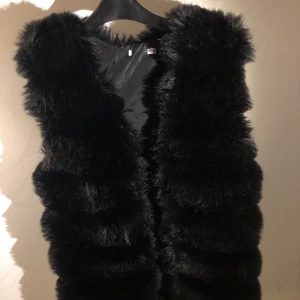 Päls väst Svart - Svart Pälsväst, passar alla storlekar mellan XS-M