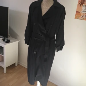 svart höstig trench coat - jättefin och perfekt tillh hösten!