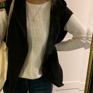 Väst/kofta - Väsr/kofta med luva i storlek S