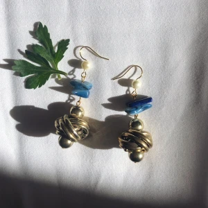 Recycled earrings - Örhängen gjorda av återanvända gamla smycken, miljövänligt och gör smyckena unika och finns enbart en av sitt slag 🤍